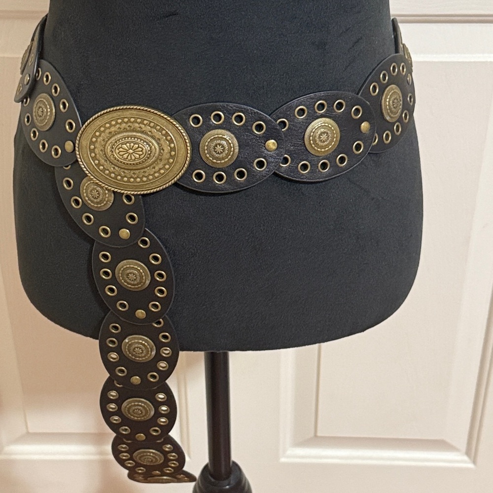 Adjustable Oval Disc Black and Gold Statement Belt